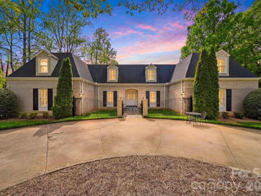 935 19th Avenue, Hickory, NC 28601.  MLS# CAR4368331, YatesRealty ID 13572. 