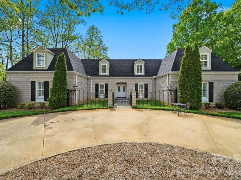 935 19th Avenue, Hickory, NC 28601.  MLS# CAR4368331, YatesRealty ID 13572. 