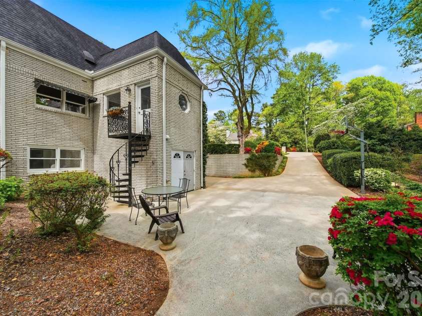 935 19th Avenue, Hickory, NC 28601.  MLS# CAR4368331, YatesRealty ID 13572. 