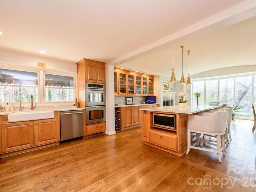 935 19th Avenue, Hickory, NC 28601.  MLS# CAR4368331, YatesRealty ID 13572. 