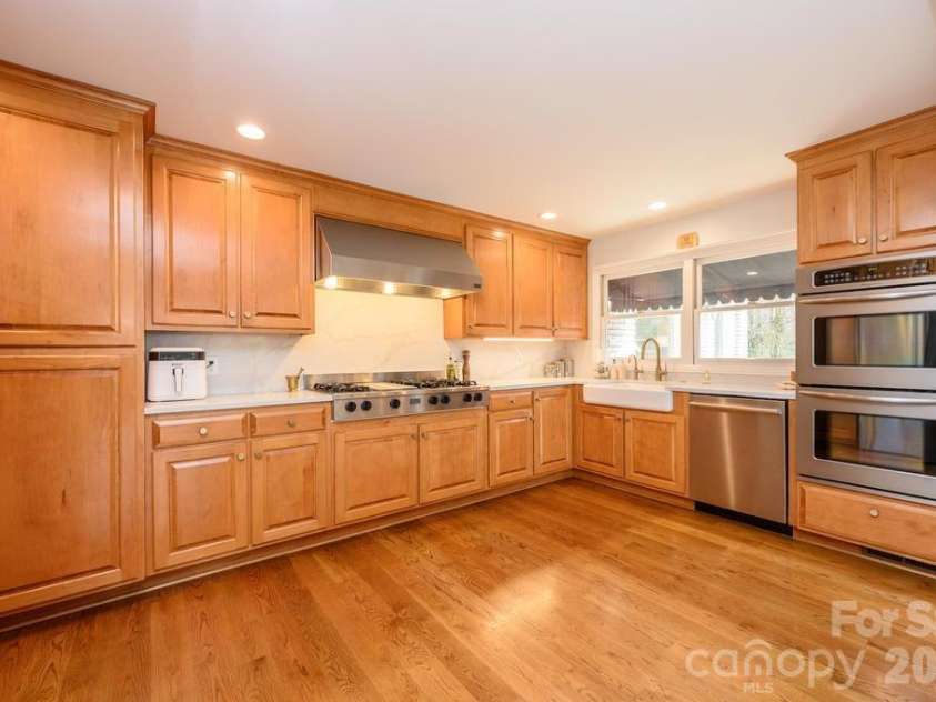 935 19th Avenue, Hickory, NC 28601.  MLS# CAR4368331, YatesRealty ID 13572. 