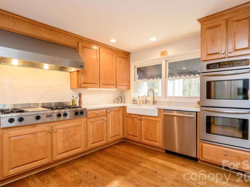 935 19th Avenue, Hickory, NC 28601.  MLS# CAR4368331, YatesRealty ID 13572. 