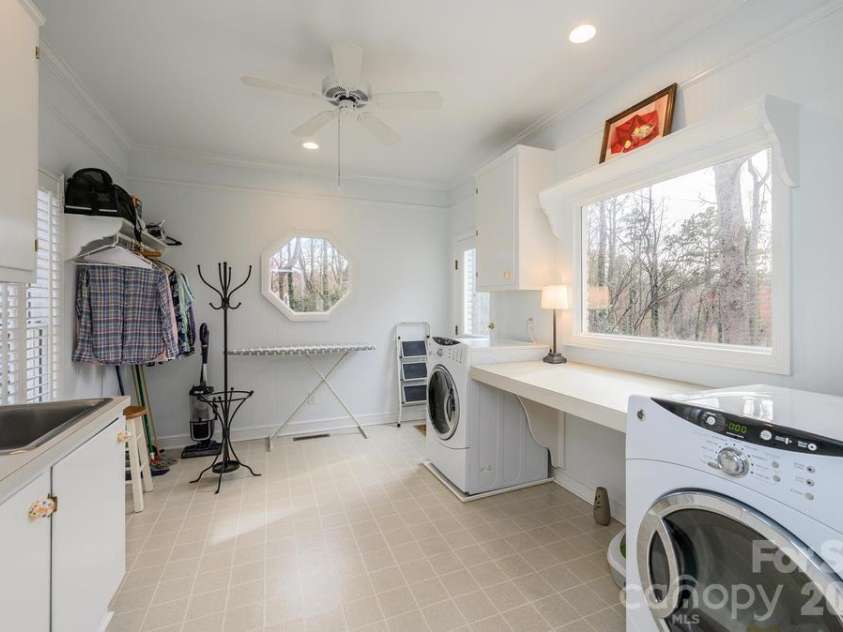935 19th Avenue, Hickory, NC 28601.  MLS# CAR4368331, YatesRealty ID 13572. 
