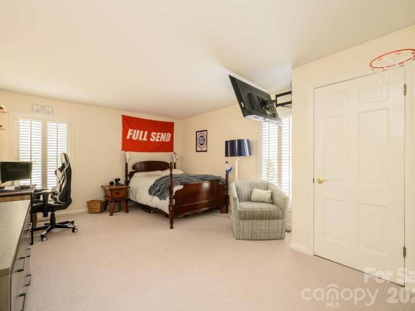 935 19th Avenue, Hickory, NC 28601.  MLS# CAR4368331, YatesRealty ID 13572. 