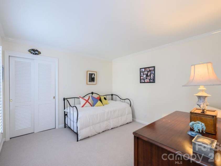 935 19th Avenue, Hickory, NC 28601.  MLS# CAR4368331, YatesRealty ID 13572. 