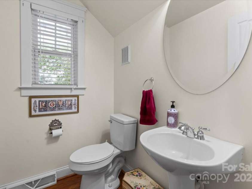 136 Water Oak Drive, Mooresville, NC 28117.  MLS# CAR4251359, YatesRealty ID 13577. 1st floor 1/2 bathroom