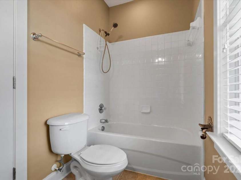 136 Water Oak Drive, Mooresville, NC 28117.  MLS# CAR4251359, YatesRealty ID 13577. 2nd full bathroom