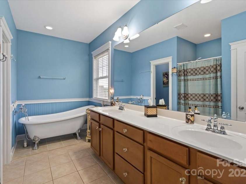 136 Water Oak Drive, Mooresville, NC 28117.  MLS# CAR4251359, YatesRealty ID 13577. Primary bathroom