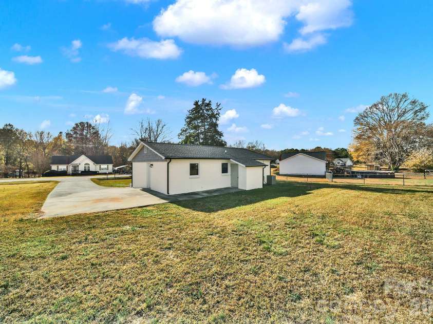 2509 Oxford Circle, Lancaster, SC 29720.  MLS# CAR4324944, YatesRealty ID 13578. 