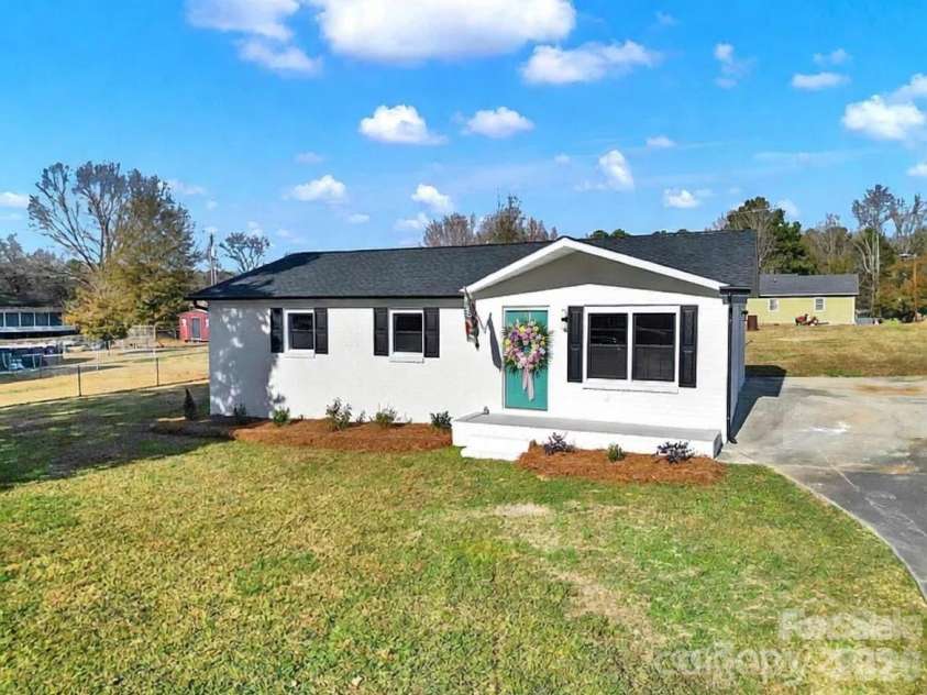 2509 Oxford Circle, Lancaster, SC 29720.  MLS# CAR4324944, YatesRealty ID 13578. 