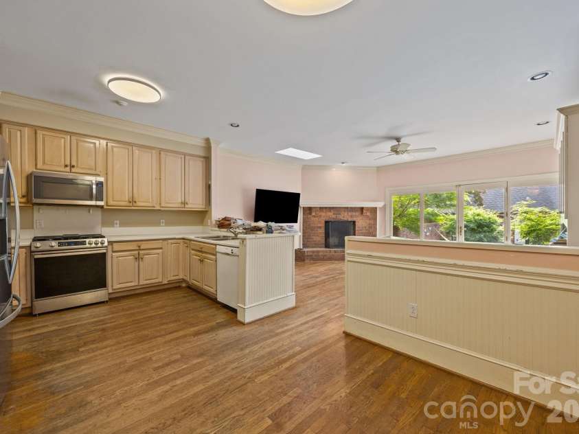 1709 Dilworth Road, Charlotte, NC 28203.  MLS# CAR4369058, YatesRealty ID 13579. Kitchen with breakfast nook