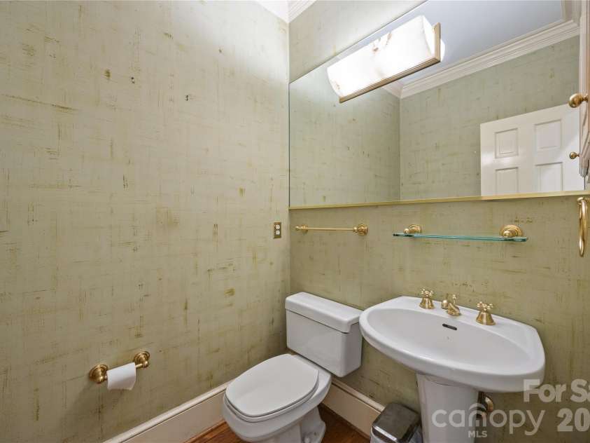 1709 Dilworth Road, Charlotte, NC 28203.  MLS# CAR4369058, YatesRealty ID 13579. Powder room