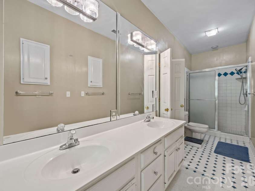 1709 Dilworth Road, Charlotte, NC 28203.  MLS# CAR4369058, YatesRealty ID 13579. Primary bathroom