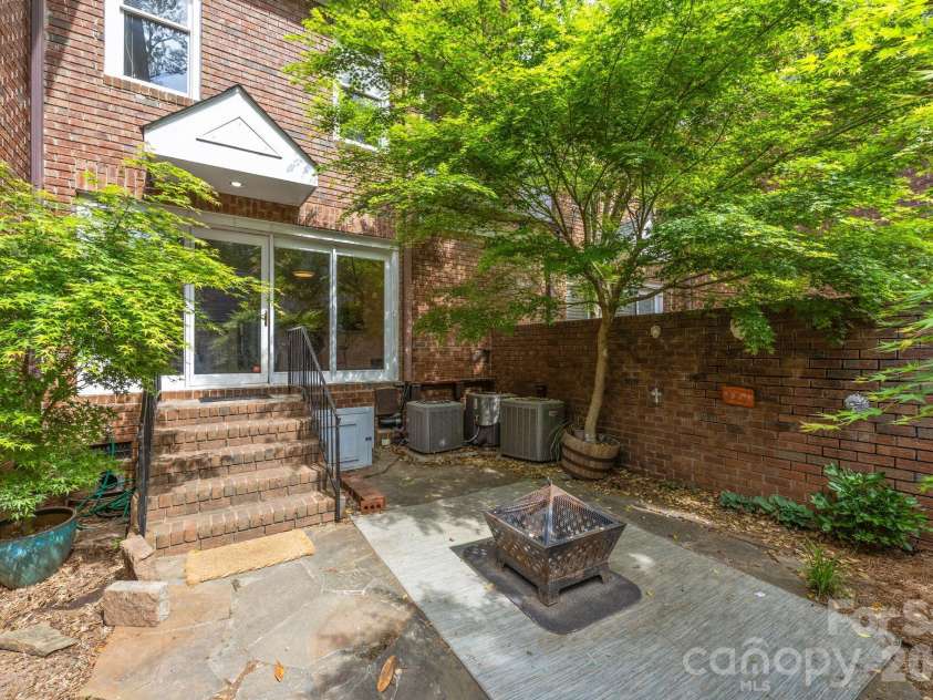 1709 Dilworth Road, Charlotte, NC 28203.  MLS# CAR4369058, YatesRealty ID 13579. Private courtyard with brick walls