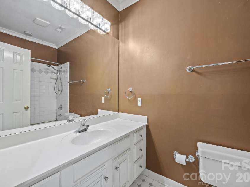 1709 Dilworth Road, Charlotte, NC 28203.  MLS# CAR4369058, YatesRealty ID 13579. Second full bathroom
