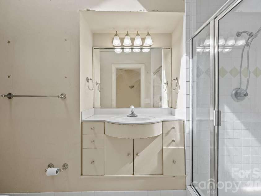 1709 Dilworth Road, Charlotte, NC 28203.  MLS# CAR4369058, YatesRealty ID 13579. Third floor full bathroom