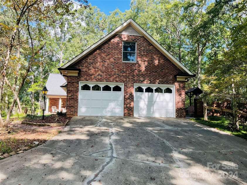 701 Whippoorwill Lane, Concord, NC 28025.  MLS# CAR4188719, YatesRealty ID 1358. Garage Side