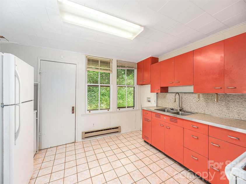 10 Beaverdam Knoll Road, Asheville, NC 28804.  MLS# CAR4297568, YatesRealty ID 13582. 