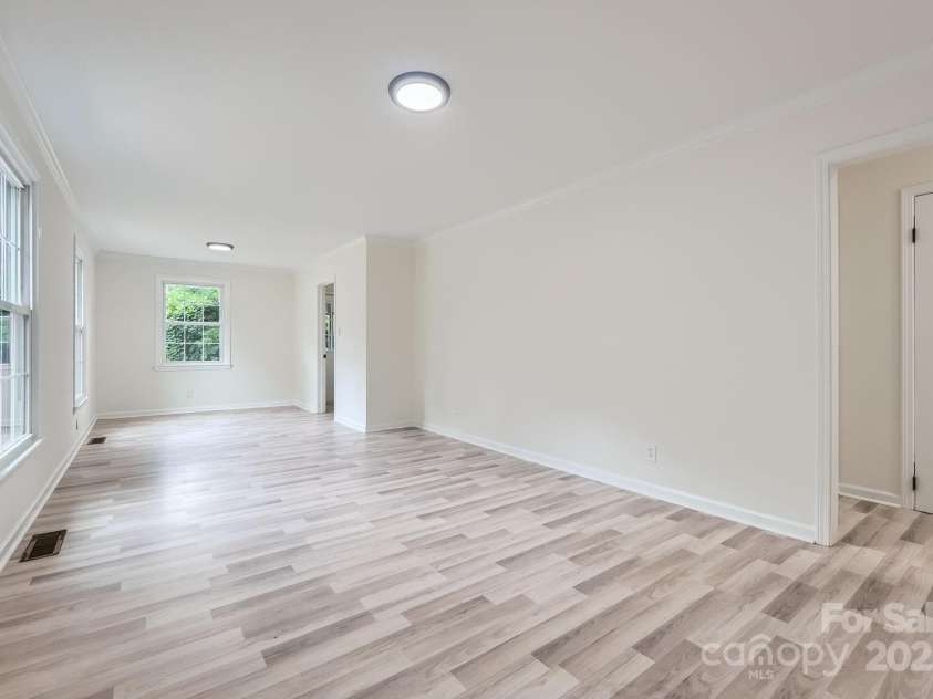 1224 Woodlawn Road, Charlotte, NC 28209.  MLS# CAR4272840, YatesRealty ID 13584. 
