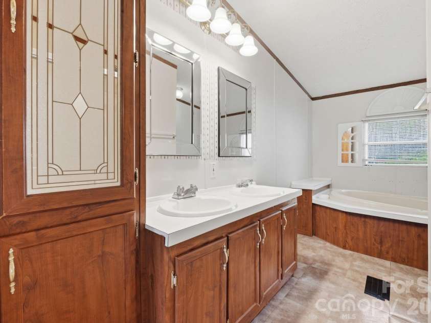 4830 Verde View Drive, Gastonia, NC 28056.  MLS# CAR4362938, YatesRealty ID 13587. 