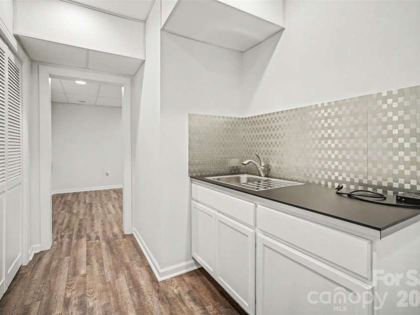 214 Harbor Landing Drive, Mooresville, NC 28117.  MLS# CAR4326069, YatesRealty ID 13588. Basement Kitchenette