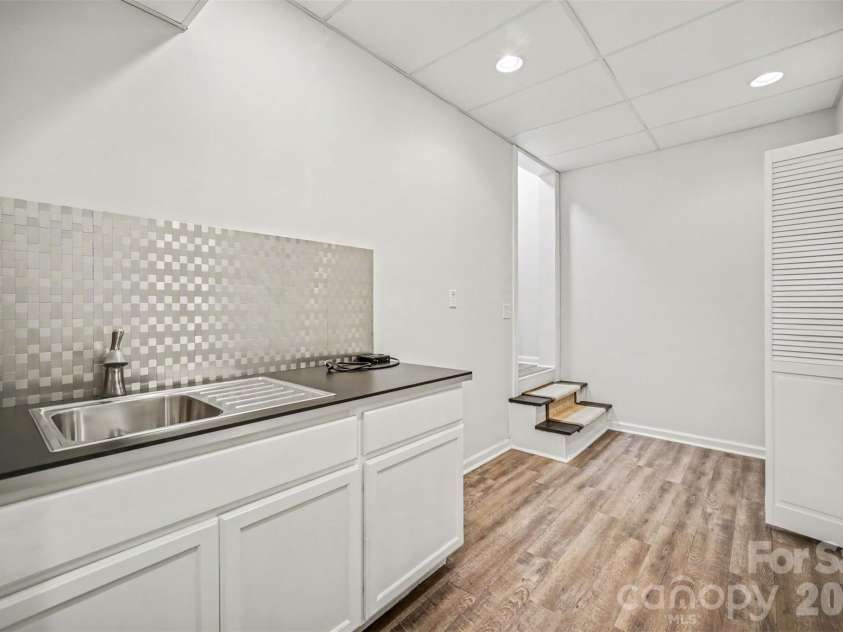 214 Harbor Landing Drive, Mooresville, NC 28117.  MLS# CAR4326069, YatesRealty ID 13588. Basement Kitchenette
