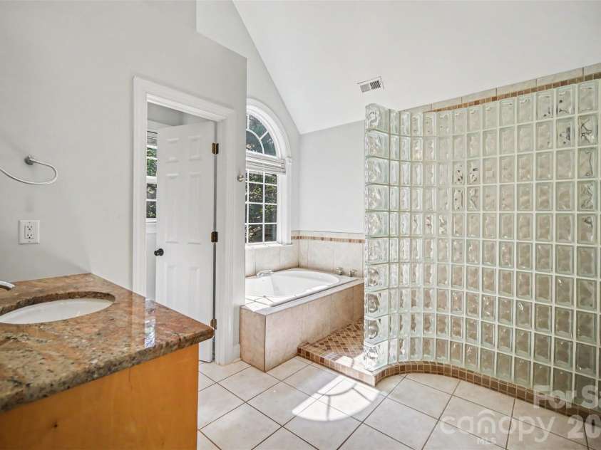 214 Harbor Landing Drive, Mooresville, NC 28117.  MLS# CAR4326069, YatesRealty ID 13588. Primary Bath