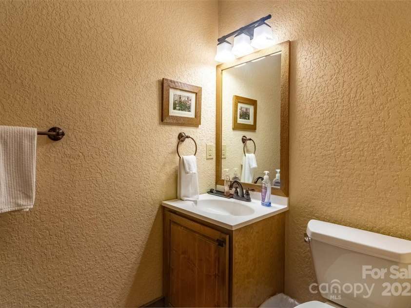 620 Sapphire Valley Road, Cashiers, NC 28717.  MLS# CAR4329121, YatesRealty ID 1359. Bonus En-Suite #3 bathroom at the top of the stairs from the main floor.