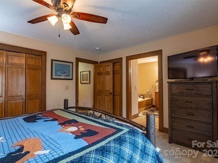 620 Sapphire Valley Road, Cashiers, NC 28717.  MLS# CAR4329121, YatesRealty ID 1359. En-Suite Bed/Bath #1 looking here into the bathroom with its jet tub.