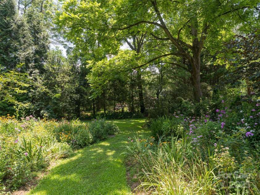 9 West Street Extension, Asheville, NC 28801.  MLS# CAR4299248, YatesRealty ID 13591. 
