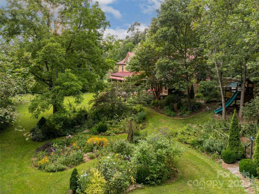 9 West Street Extension, Asheville, NC 28801.  MLS# CAR4299248, YatesRealty ID 13591. 