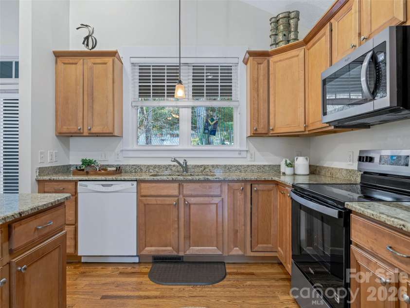 1 Craftsman Circle, Asheville, NC 28805.  MLS# CAR4320887, YatesRealty ID 13593. 