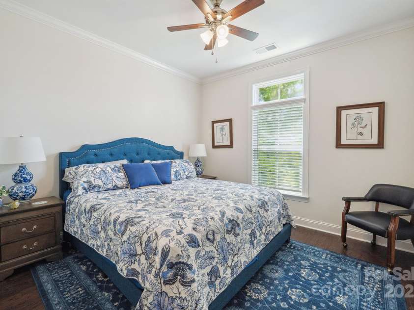 16112 Lakeside Loop Lane, Cornelius, NC 28031.  MLS# CAR4253709, YatesRealty ID 13594. Guest Suite with crown molding, ceiling fan/light & hardwood floors!