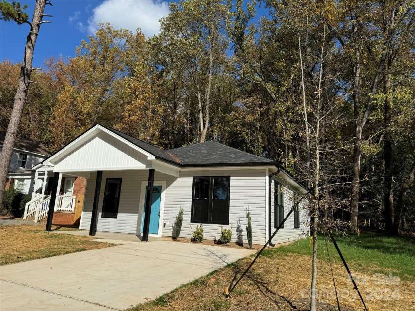 1712 Mcdonald Street, Charlotte, NC 28216.  MLS# CAR4192864, YatesRealty ID 13597. 