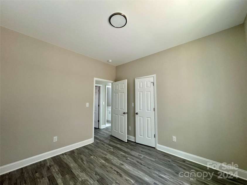 1712 Mcdonald Street, Charlotte, NC 28216.  MLS# CAR4192864, YatesRealty ID 13597. 