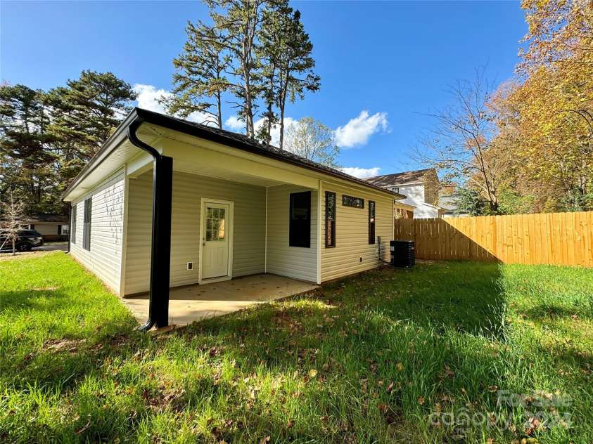 1712 Mcdonald Street, Charlotte, NC 28216.  MLS# CAR4192864, YatesRealty ID 13597. 