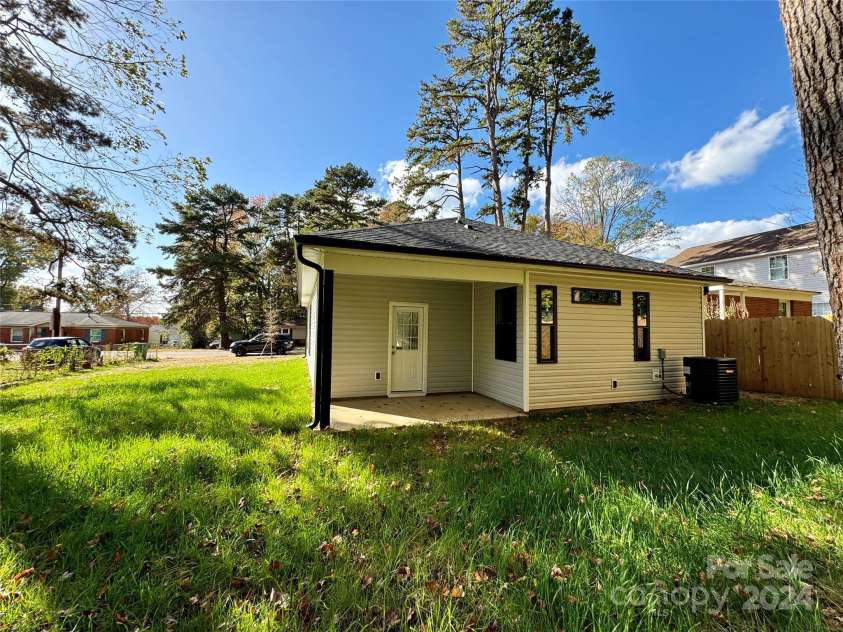 1712 Mcdonald Street, Charlotte, NC 28216.  MLS# CAR4192864, YatesRealty ID 13597. 