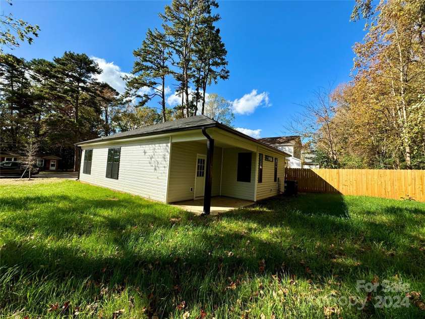 1712 Mcdonald Street, Charlotte, NC 28216.  MLS# CAR4192864, YatesRealty ID 13597. 