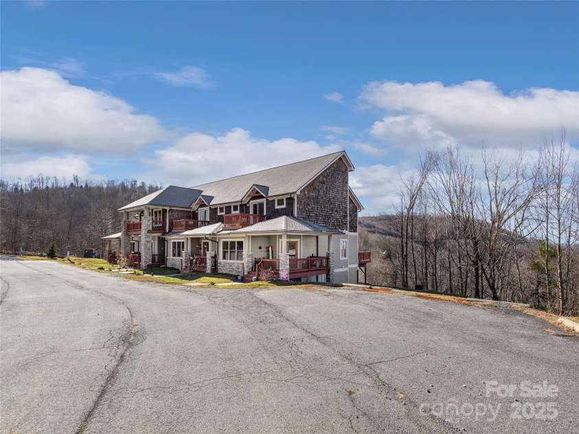 330 Vista Drive, Mars Hill, NC 28754.  MLS# CAR4229157, YatesRealty ID 13598. Home has 360' views all around it!