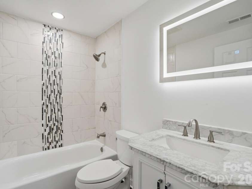 704 Border Street, Dallas, NC 28034.  MLS# CAR4342695, YatesRealty ID 1360. Hall Full Bathroom