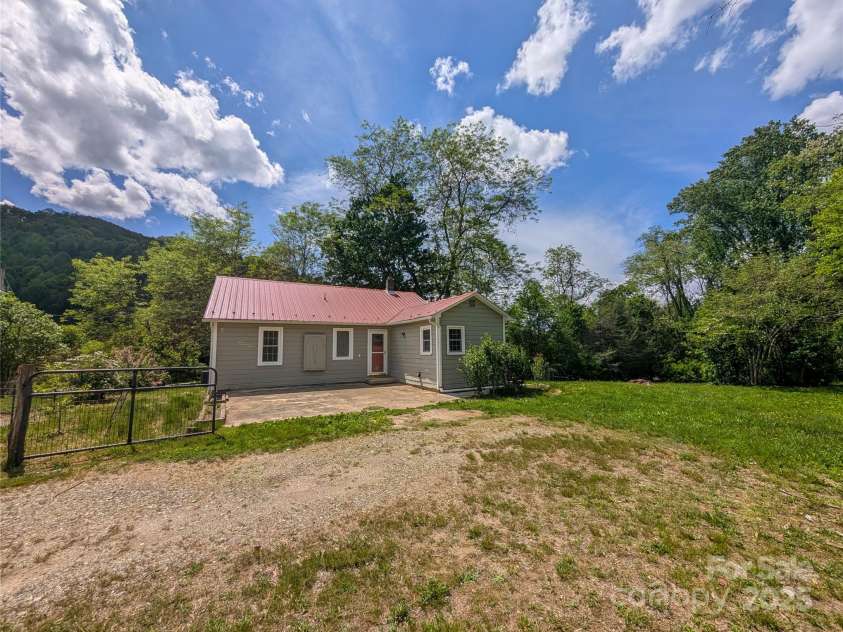 95 Lady Bug Lane, Burnsville, NC 28714.  MLS# CAR4206406, YatesRealty ID 13600. 