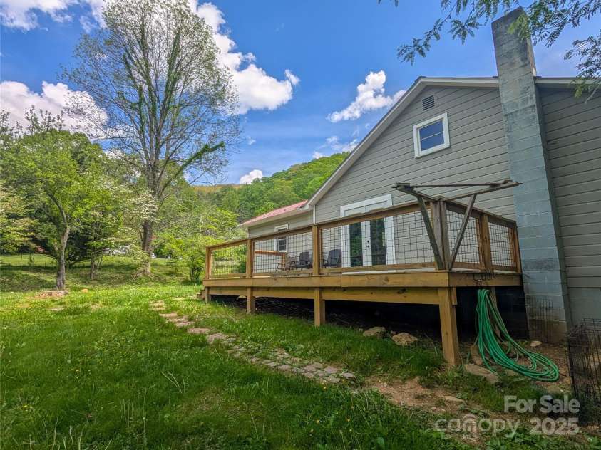 95 Lady Bug Lane, Burnsville, NC 28714.  MLS# CAR4206406, YatesRealty ID 13600. 