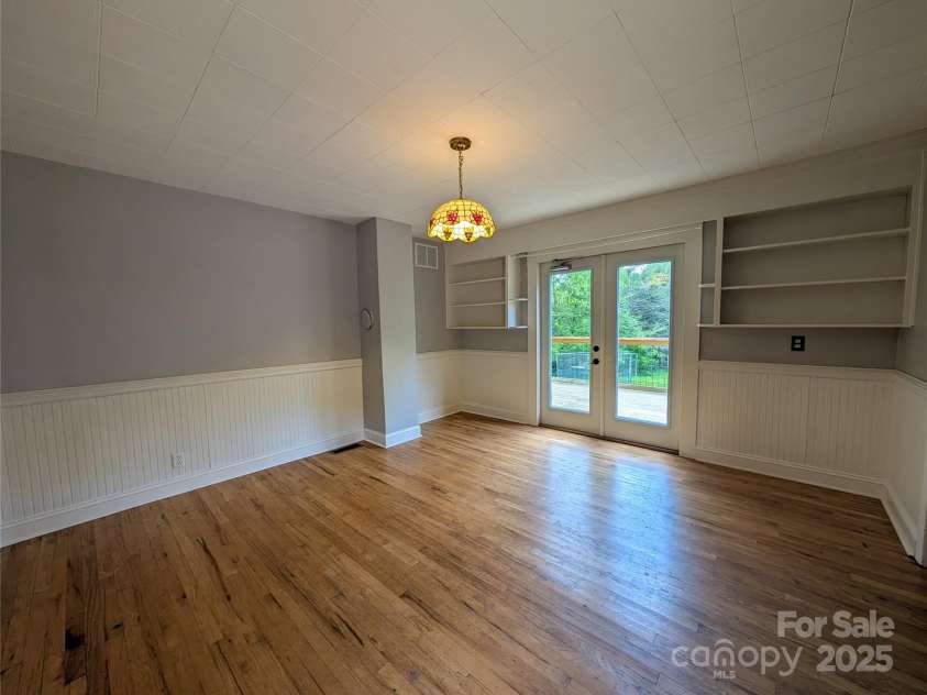 95 Lady Bug Lane, Burnsville, NC 28714.  MLS# CAR4206406, YatesRealty ID 13600. Dining area as you enter through the front door.