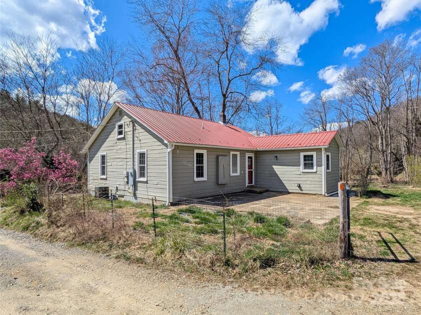 95 Lady Bug Lane, Burnsville, NC 28714.  MLS# CAR4206406, YatesRealty ID 13600. Early spring view of property as you drive up