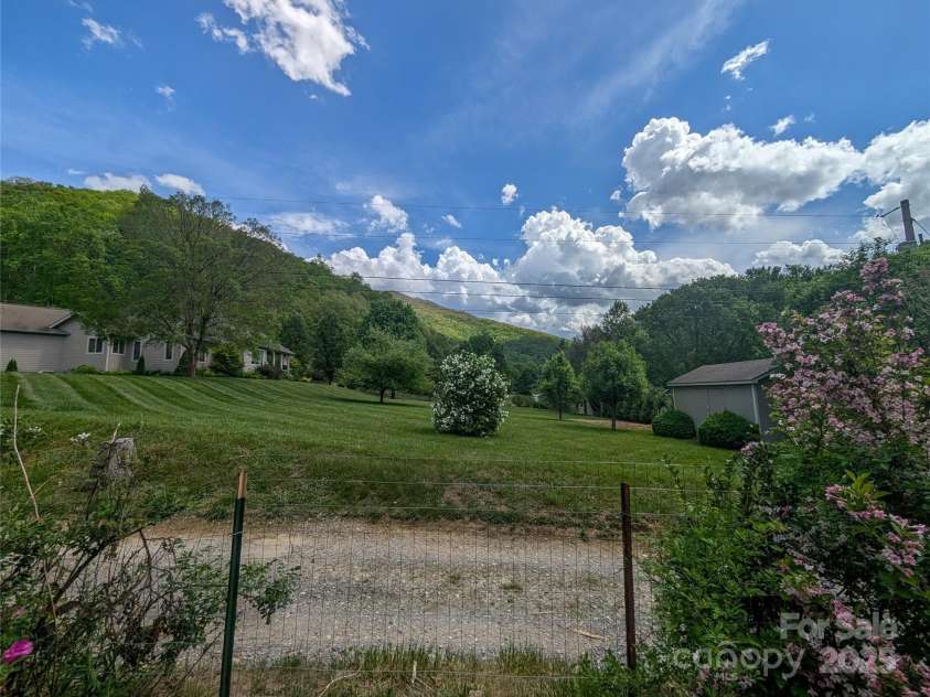 95 Lady Bug Lane, Burnsville, NC 28714.  MLS# CAR4206406, YatesRealty ID 13600. Mountain Views!