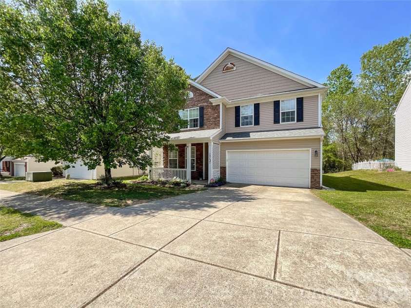 15137 Oldcorn Lane, Charlotte, NC 28262.  MLS# CAR4367729, YatesRealty ID 13601. 