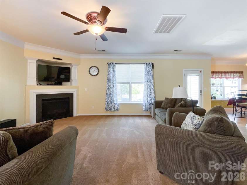 15137 Oldcorn Lane, Charlotte, NC 28262.  MLS# CAR4367729, YatesRealty ID 13601. Great room