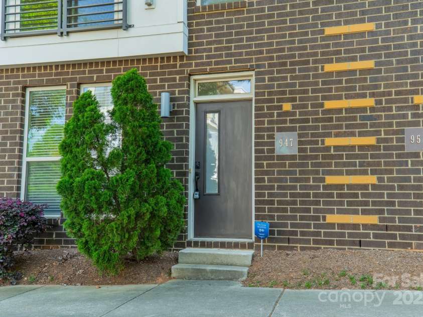 947 Warren Burgess Lane, Charlotte, NC 28205.  MLS# CAR4200841, YatesRealty ID 13601. 