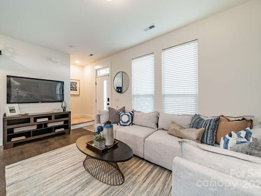 947 Warren Burgess Lane, Charlotte, NC 28205.  MLS# CAR4200841, YatesRealty ID 13601. 