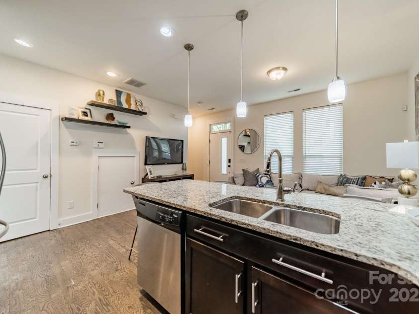 947 Warren Burgess Lane, Charlotte, NC 28205.  MLS# CAR4200841, YatesRealty ID 13601. 